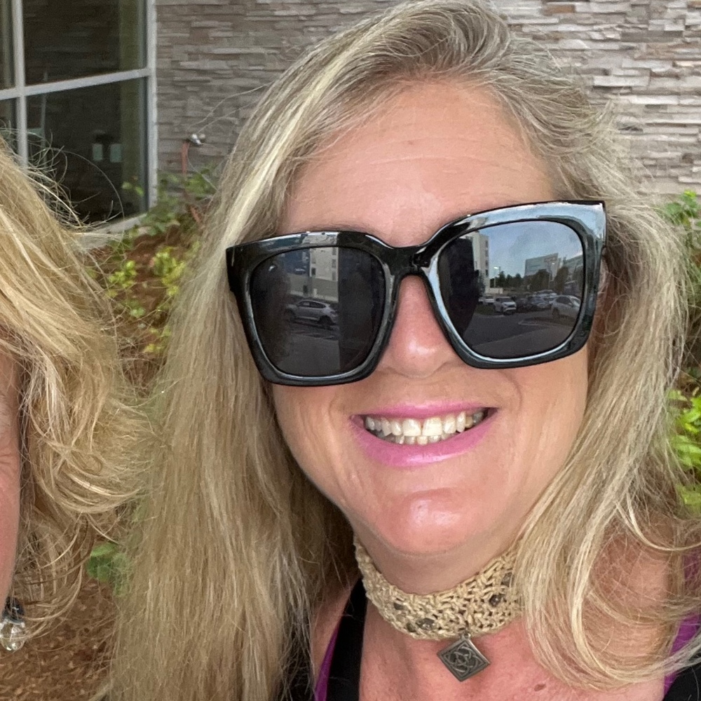 Meet your Posher, Laura